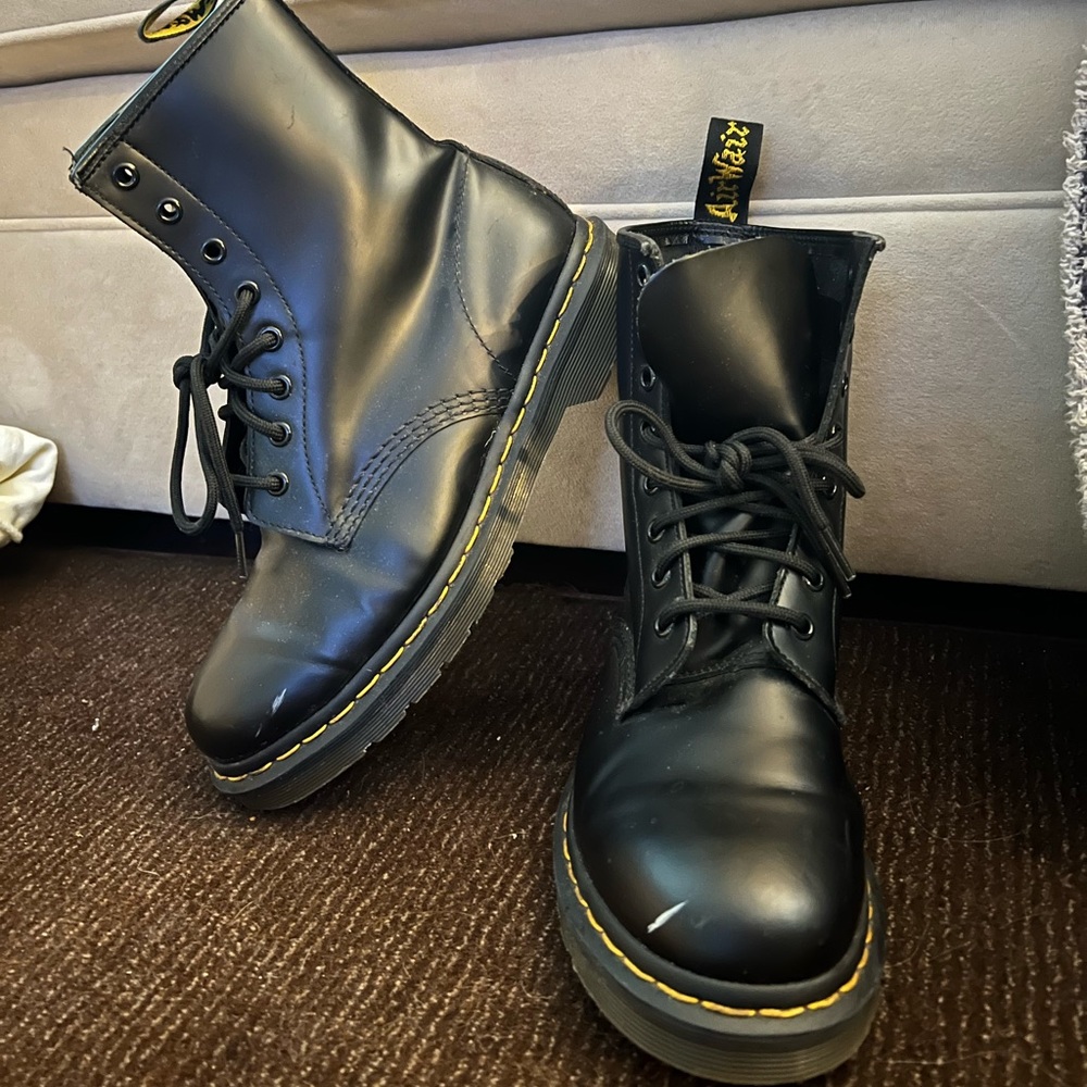 Doc Marten 1460 WOMEN'S SMOOTH LEATHER LACE UP BOOTS (black )